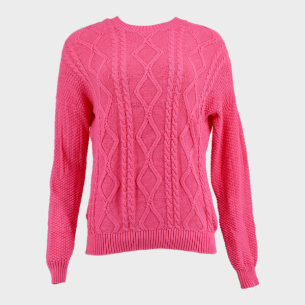 Rózowy sweter z warkoczami z przodu typowy na jesien