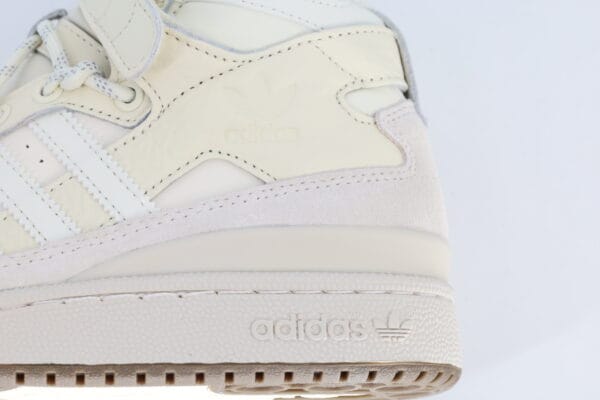 Buty adidas do kostki x IVY PARK Forum Mid 38 1/2 logo z bliska