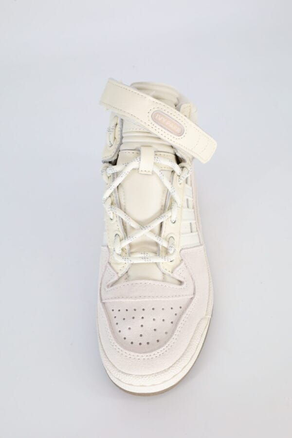 Buty adidas do kostki x IVY PARK Forum Mid 38 1/2 but z przodu