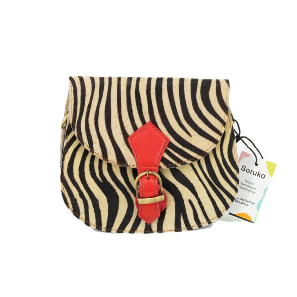 torebka crossbody z czerwoną skórzaną patką i złotą klamrą – przód
