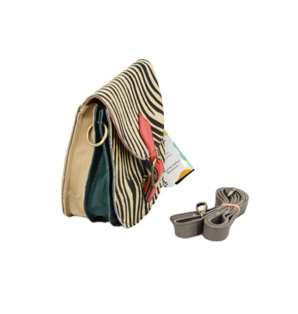 torebka crossbody bok harmonijkowej torebki podkowy Soruka prezentujący zielone wnętrze i odpinany pasek