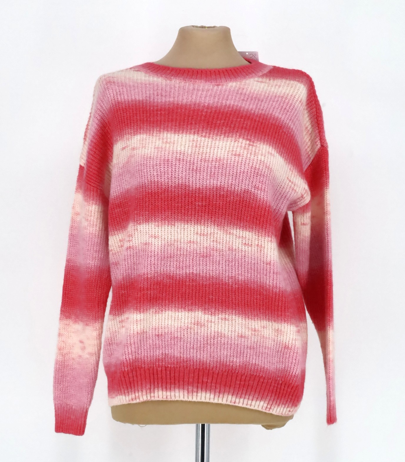 Kolorowy sweter damski Kolorowy sweter damski. Przód damskiego swetra w poziome pasy ombre w odcieniach różu, fuksji i kremu.