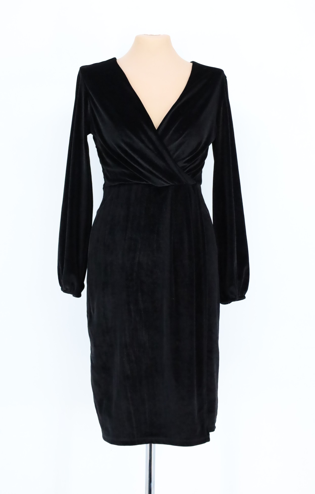 elegancka czarna sukienka Elegancka czarna sukienka z weluru midi z kopertowym dekoltem na manekinie.