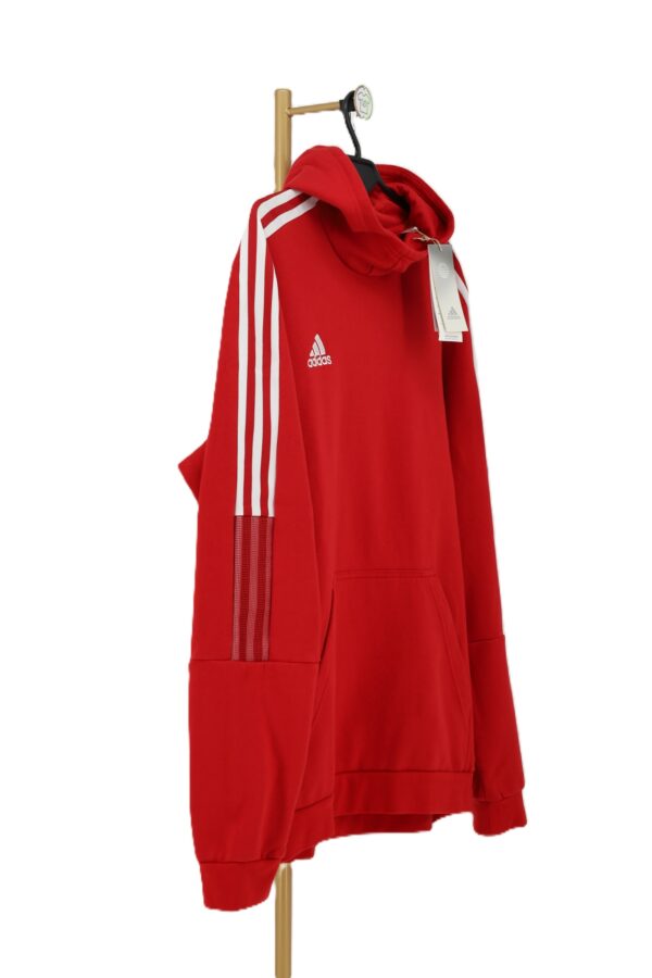 Profil czerwonej sportowej bluzy z kapturem Adidas prezentujący detale rękawa i wstawki z siatki.