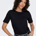 Czarny t-shirt damski gładki marki ONLY z okrągłym dekoltem z przodu na modelce