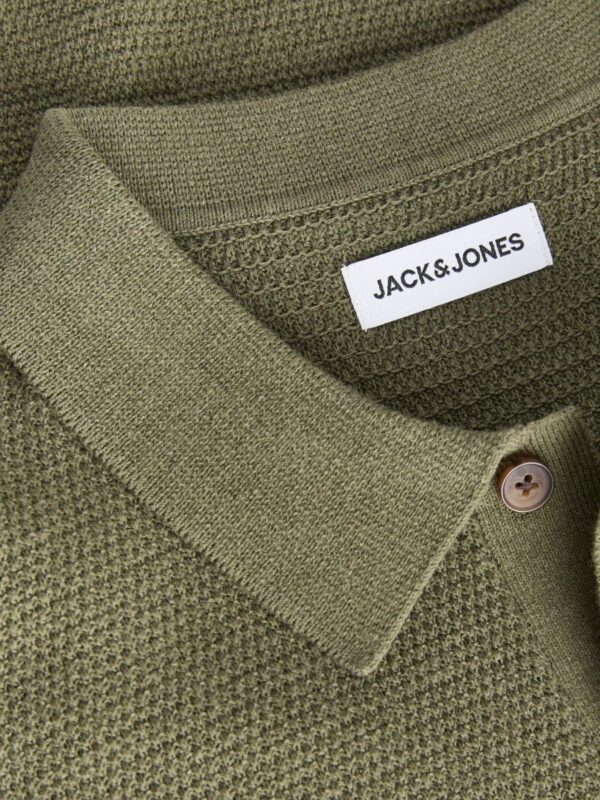 Detal kołnierzyka, brązowych guzików i żakardowej metki Jack & Jones.