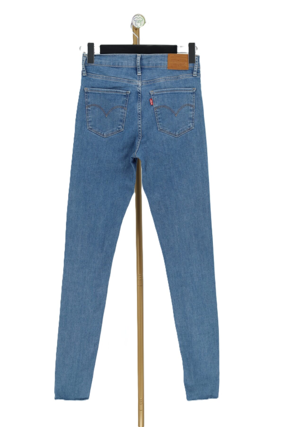 Tył dopasowanych spodni jeansowych Levi's ze skórzaną naszywką i metką Red Tab.
