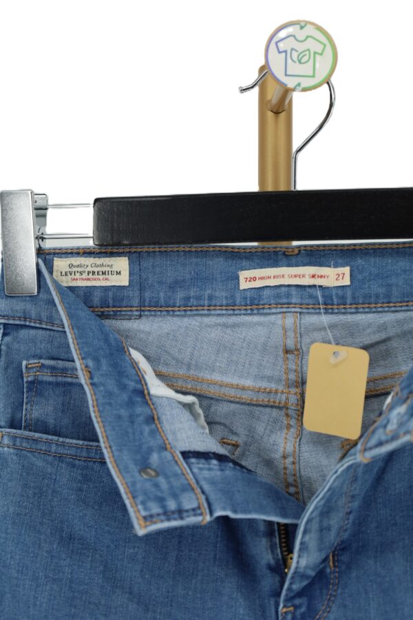 Wewnętrzna metka z oznaczeniem Levi's Premium i modelem 720 High Rise Super Skinny 27