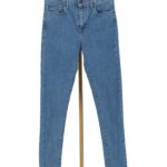 Błękitne damskie jeansy rurki Levis 720 High Rise Super Skinny na wieszaku z przodu