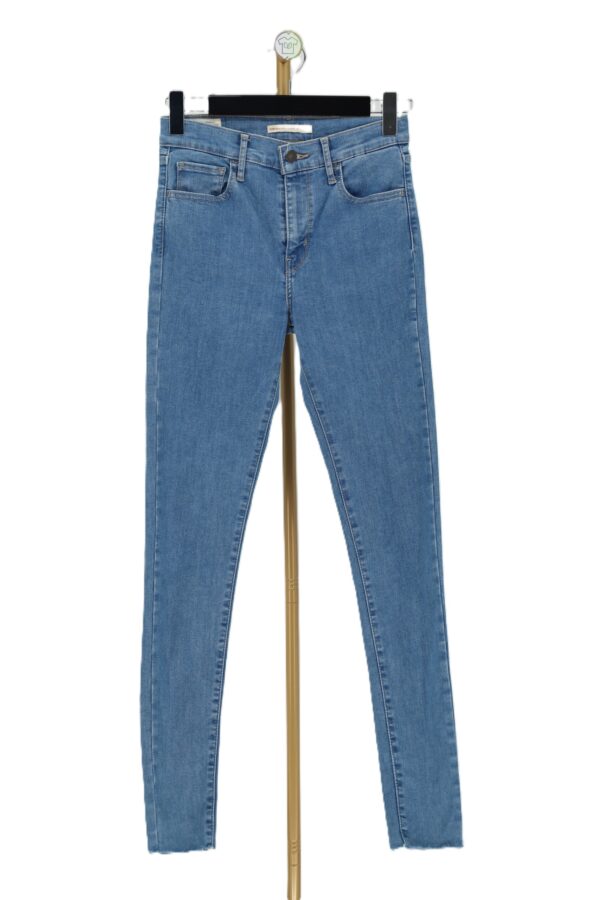 Błękitne damskie jeansy rurki Levis 720 High Rise Super Skinny na wieszaku z przodu