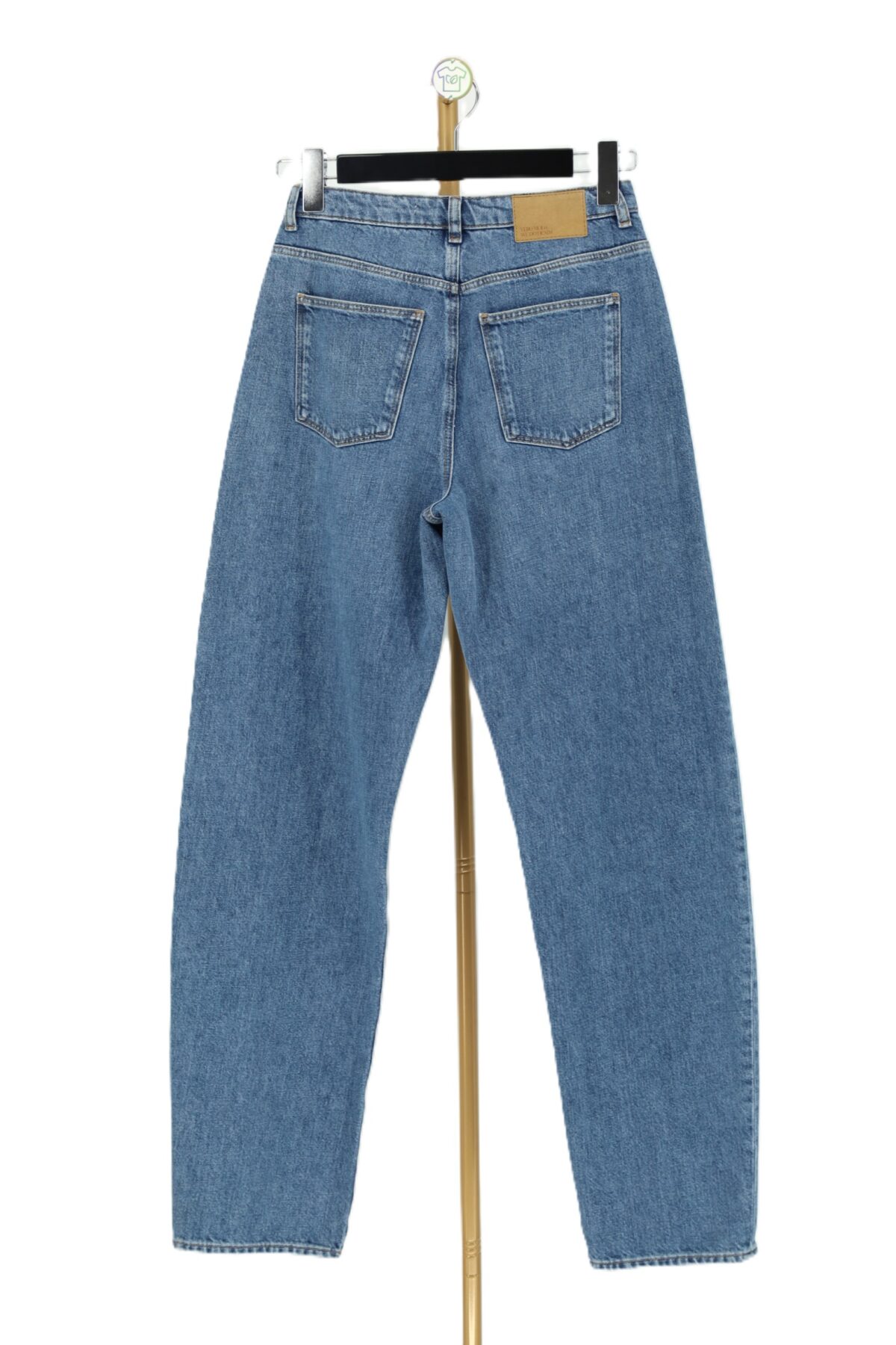 Tył niebieskich jeansów Vero Moda ze skórzaną naszywką i klasycznymi kieszeniami.