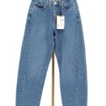 Błękitne damskie jeansy barrel leg Vero Moda z wysokim stanem na wieszaku z przodu