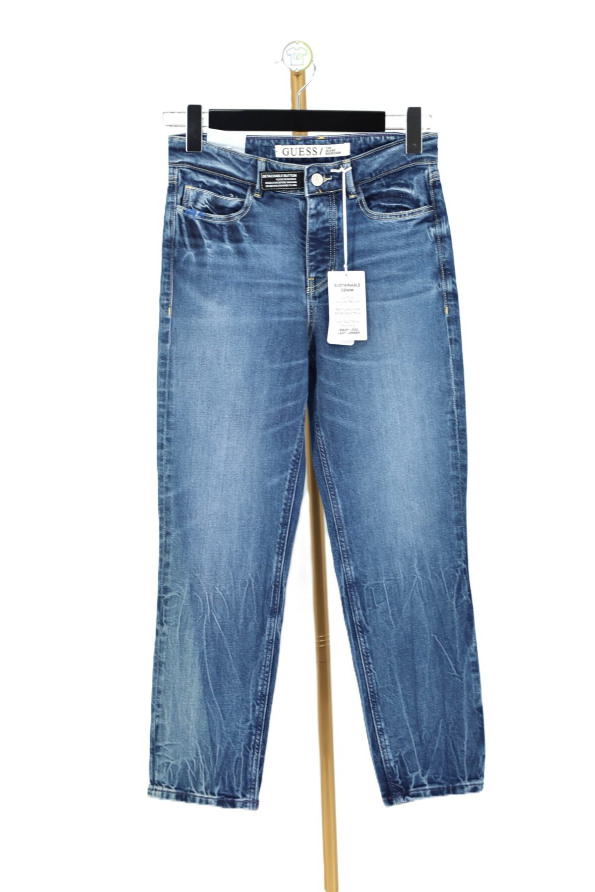 Jeansy damskie GUESS 1981 Capri Button model W2GA78 D4KH8 z wysokim stanem na wieszaku przód