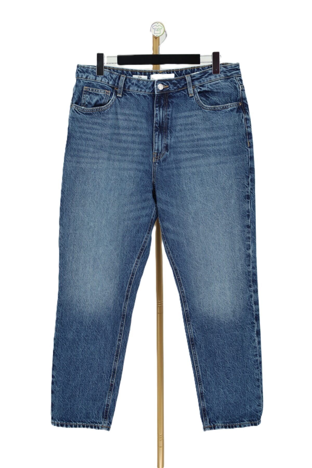 Klasyczne damskie jeansy mom fit Mango z wysokim stanem na wieszaku z przodu