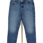 Klasyczne damskie jeansy mom fit Mango z wysokim stanem na wieszaku z przodu