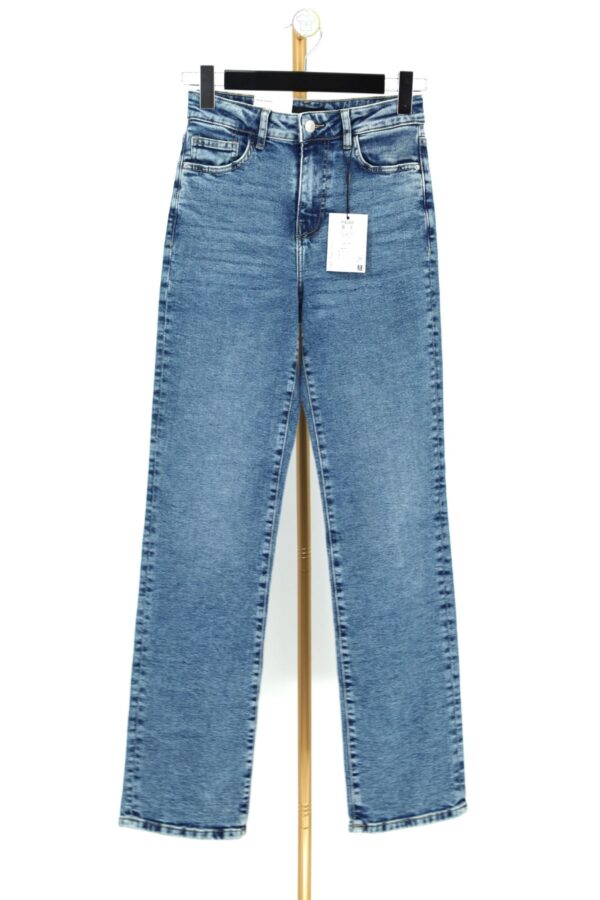 Błękitne damskie jeansy straight leg PIECES z wysokim stanem na wieszaku z przodu