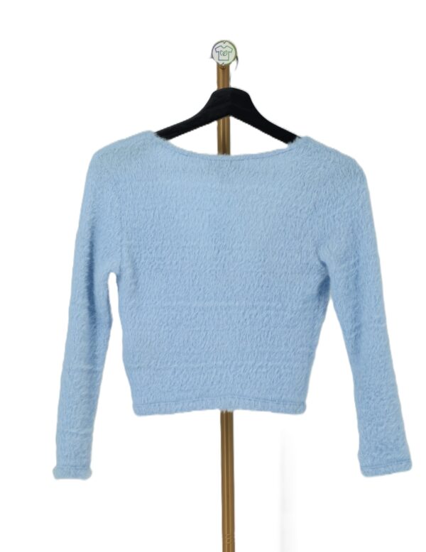 Tył pastelowoniebieskiego puszystego swetra damskiego Topshop.