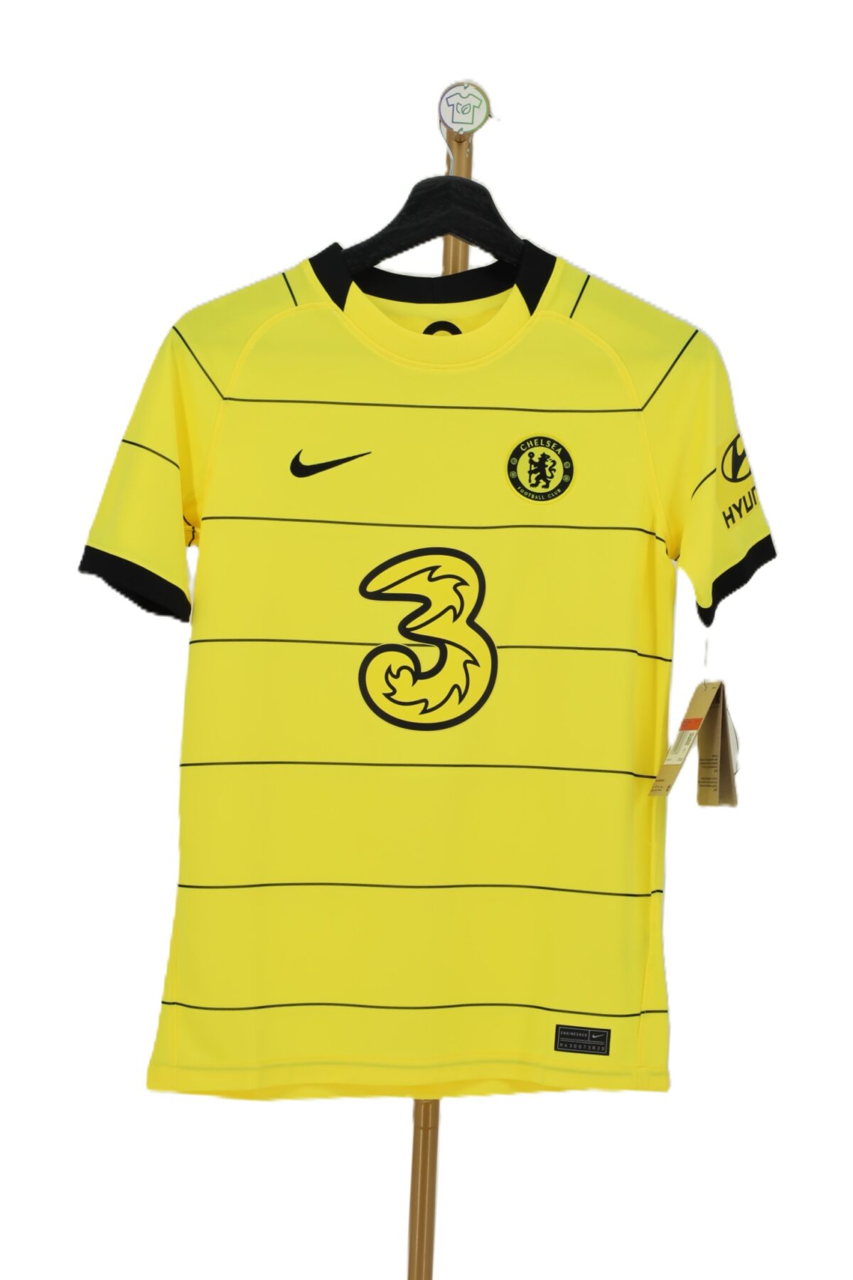 koszulka Chelsea Nike dziecięca z czarnym logo sponsora na wieszaku.