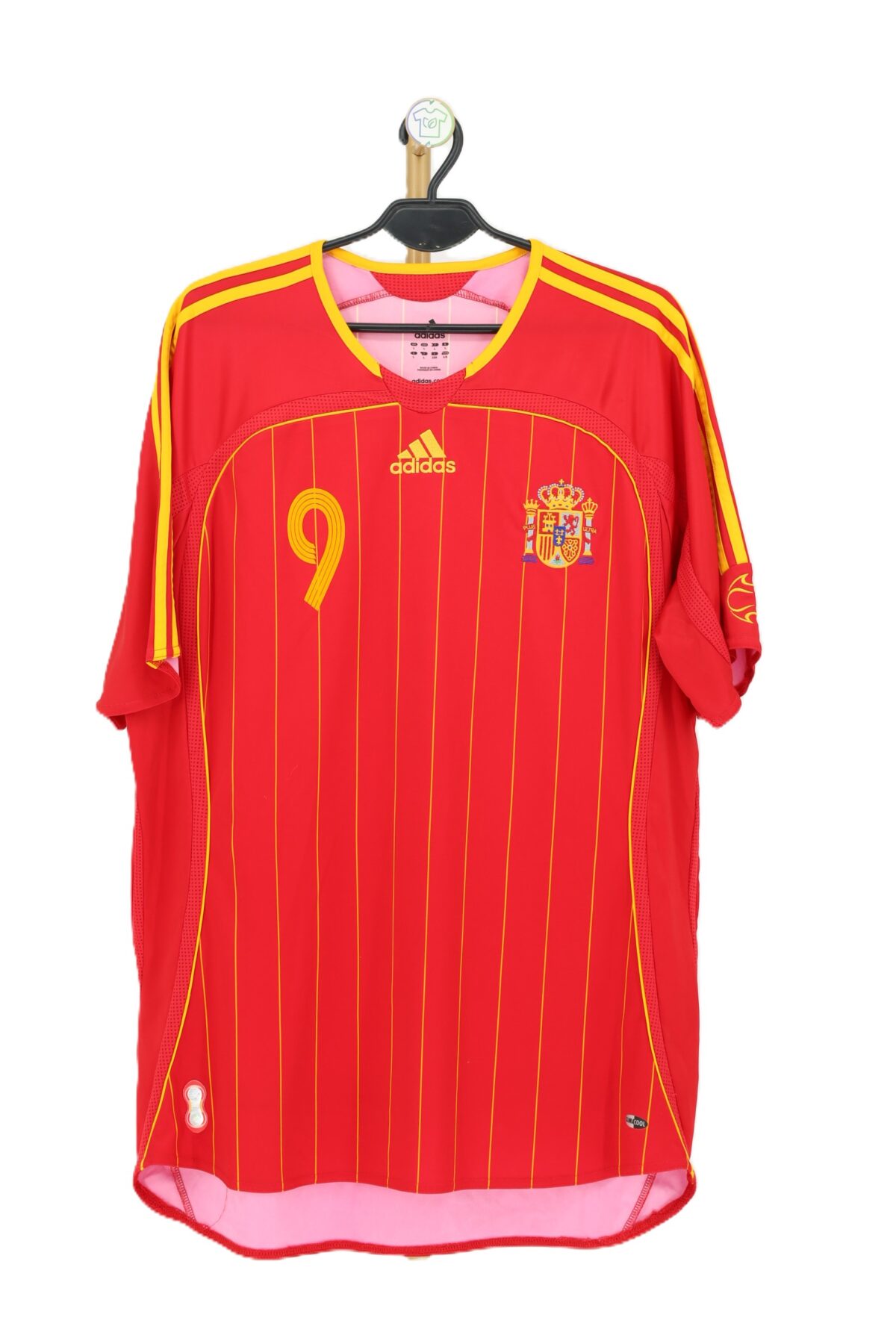 Koszulka Fernando Torres Czerwona retro koszulka reprezentacji Hiszpanii Adidas z 2006 roku z numerem 9 na wieszaku.
