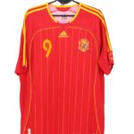 Koszulka Fernando Torres Czerwona retro koszulka reprezentacji Hiszpanii Adidas z 2006 roku z numerem 9 na wieszaku.
