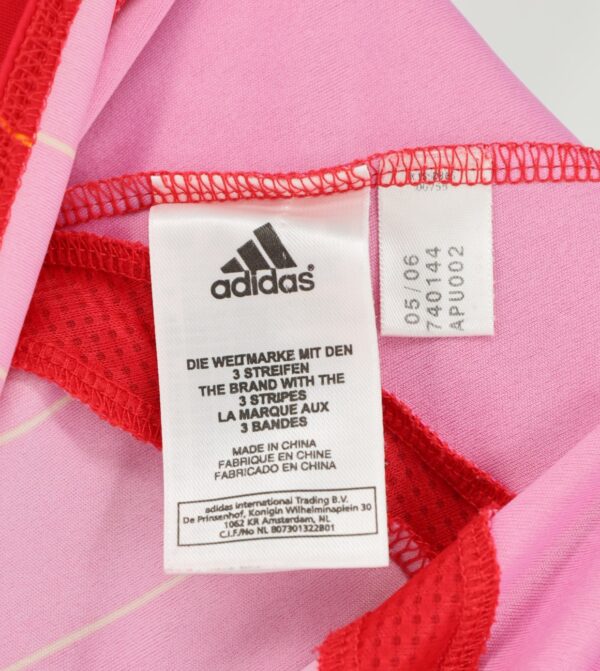 Wewnętrzne metki fabryczne z kodem producenta Adidas 740144 koszulki Hiszpania 2006.