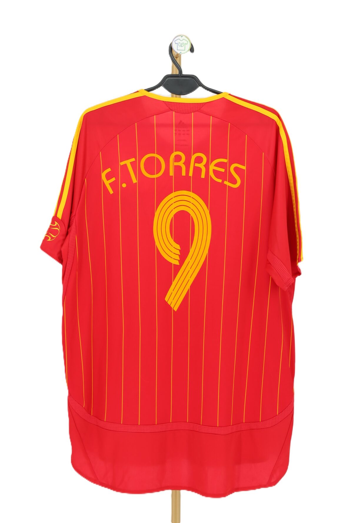 Tył czerwonej koszulki Hiszpania 2006 z żółtym nadrukiem F. TORRES 9 – Attic-Shop.