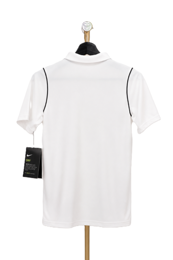 Tył białej koszulki polo Nike Dri-FIT dla dzieci na wzrost 147-158 cm.