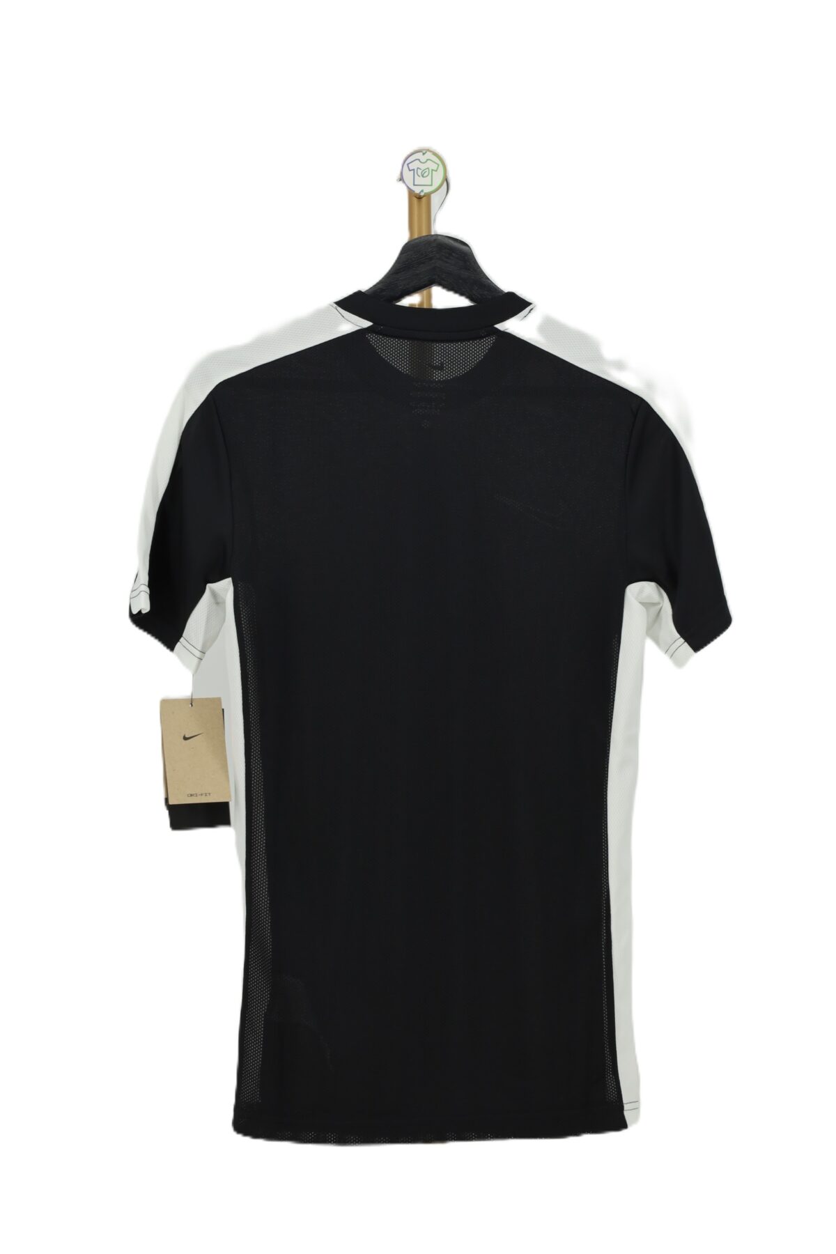 Tył czarnej koszulki sportowej Nike Dri-FIT z białymi wstawkami na ramionach.