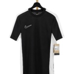 Koszulka męska Nike dri fit z białymi panelami na wieszaku.