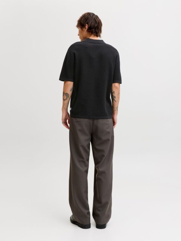 Męskie czarne polo z dzianiny o strukturze wafla Jack & Jones tył na modelu.