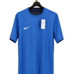 koszulka treningowa Nike Dri-FIT na wieszaku, widok z przodu.