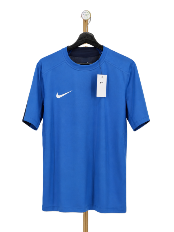 koszulka treningowa Nike Dri-FIT na wieszaku, widok z przodu.