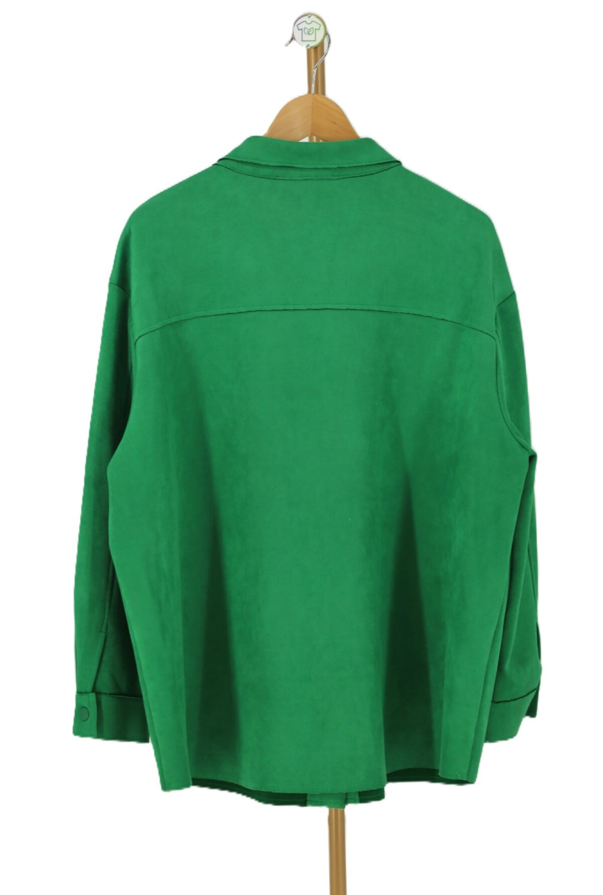 Tył zielonej zamszowej koszuli oversize Primark z poziomym karczkiem.