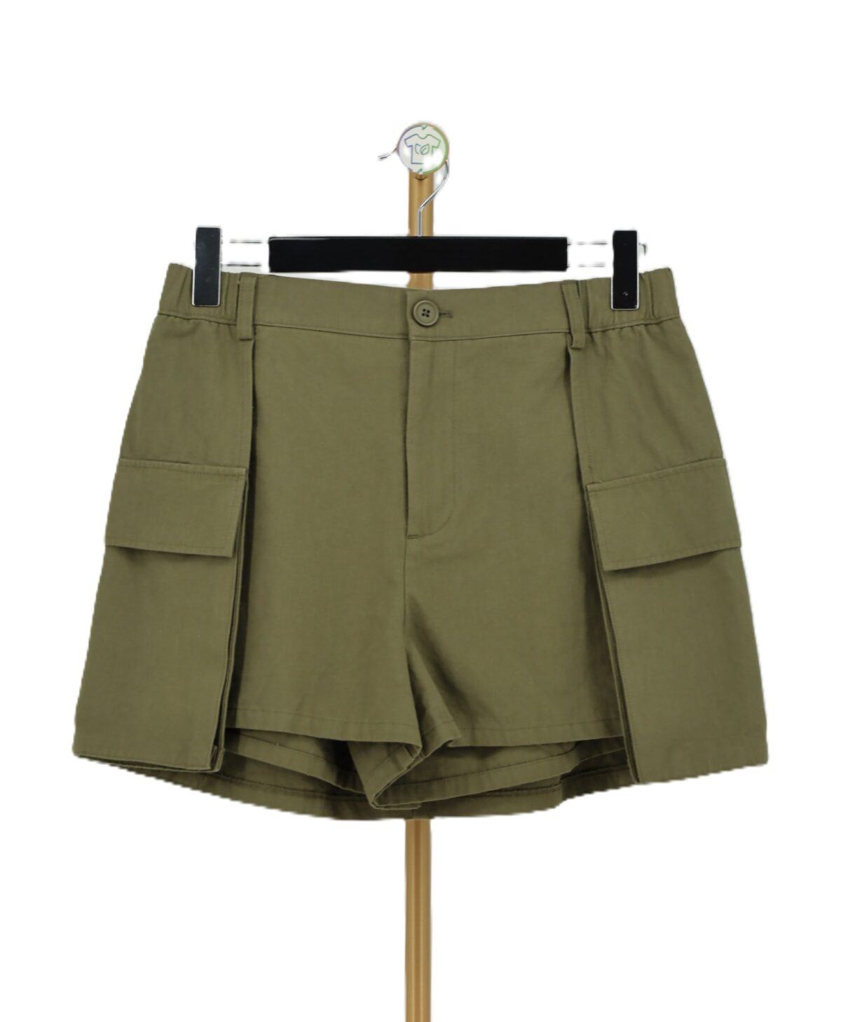damskie spódnico-spodenki cargo w kolorze khaki na wieszaku z przodu.