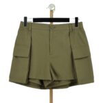 damskie spódnico-spodenki cargo w kolorze khaki na wieszaku z przodu.