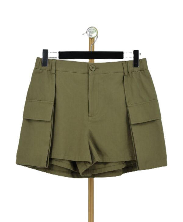 damskie spódnico-spodenki cargo w kolorze khaki na wieszaku z przodu.