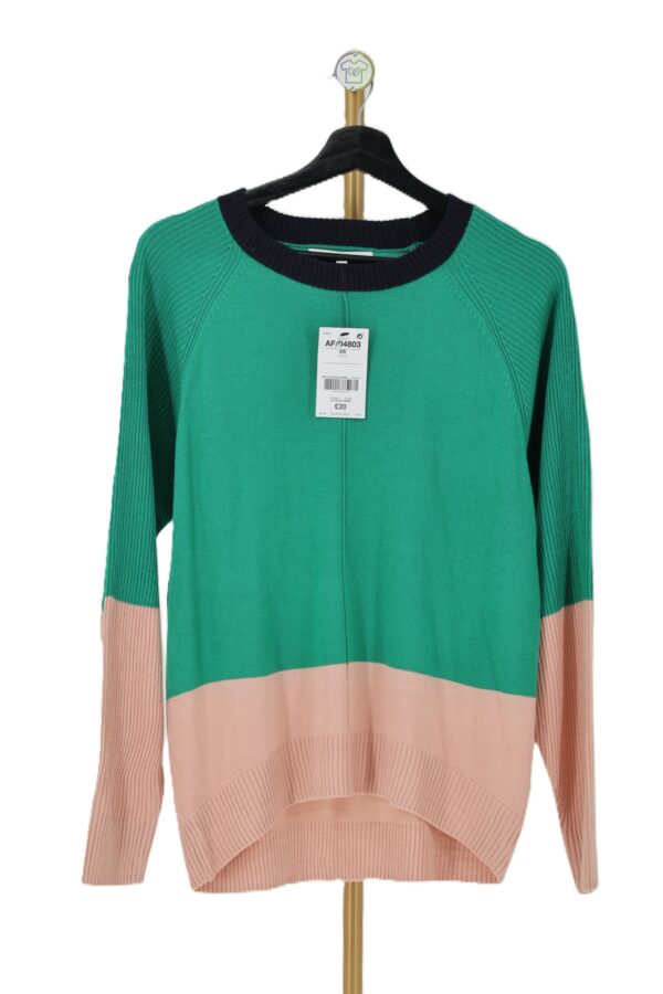 Sweter damski zielony color block z raglanowymi rękawami na wieszaku z przodu.