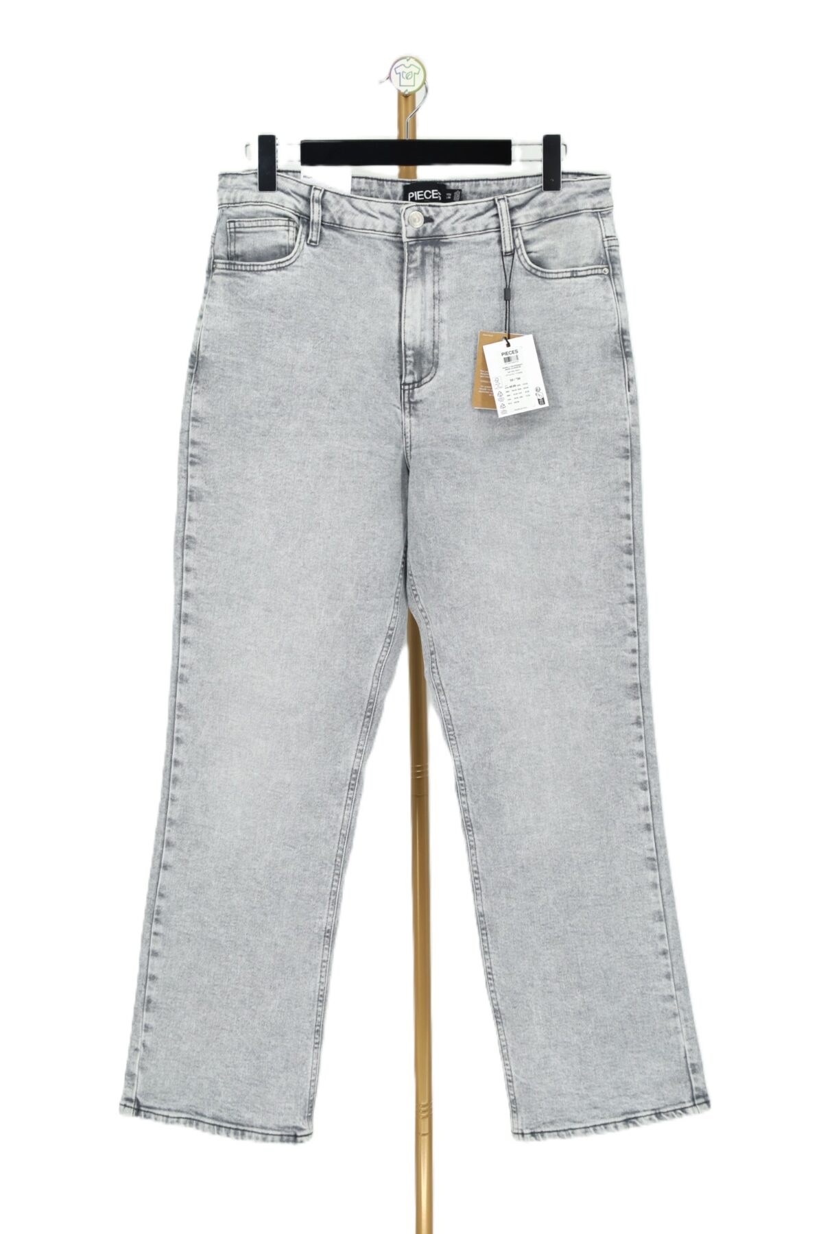 Szare jeansy damskie straight leg PIECES z wysokim stanem na wieszaku z przodu