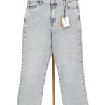 Szare jeansy damskie straight leg PIECES z wysokim stanem na wieszaku z przodu