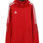 bluza Adidas czerwona z kapturem Adidas z białymi paskami na ramionach przód na wieszaku.