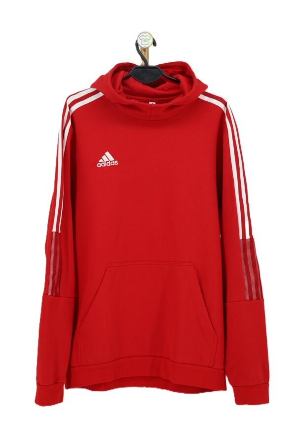 bluza Adidas czerwona z kapturem Adidas z białymi paskami na ramionach przód na wieszaku.