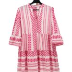 Różowa sukienka boho w geometryczny wzór etno na wieszaku z przodu