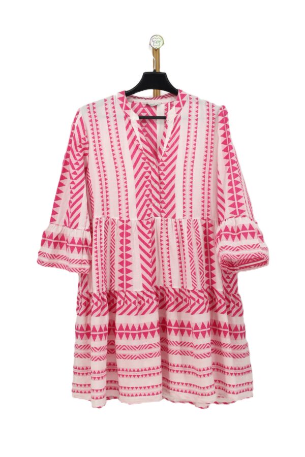 Różowa sukienka boho w geometryczny wzór etno na wieszaku z przodu