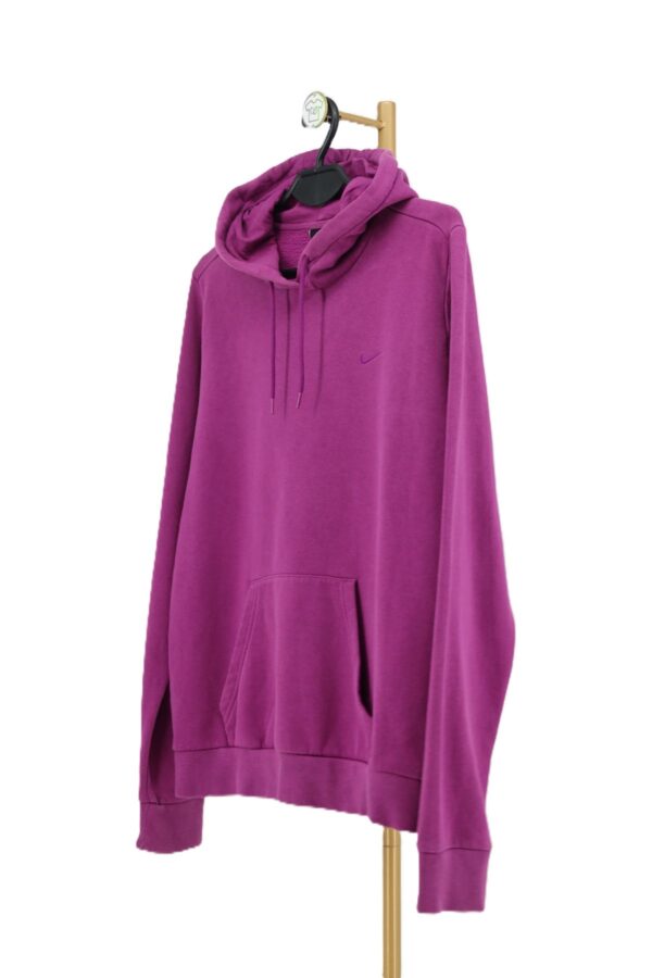 Profil fioletowej bluzy hoodie Nike z kapturem i kieszenią kangurką