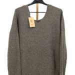 Brązowy sweter damski oversize z domieszką wełny Frowdo przód.