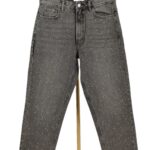 Jeansy z cyrkoniami mom fit Reserved przód na wieszaku.