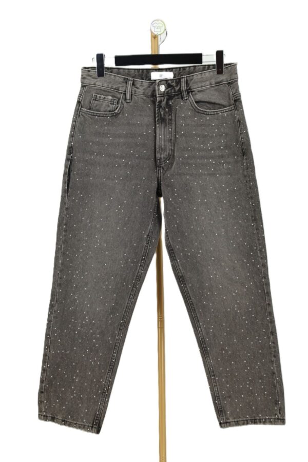 Jeansy z cyrkoniami mom fit Reserved przód na wieszaku.