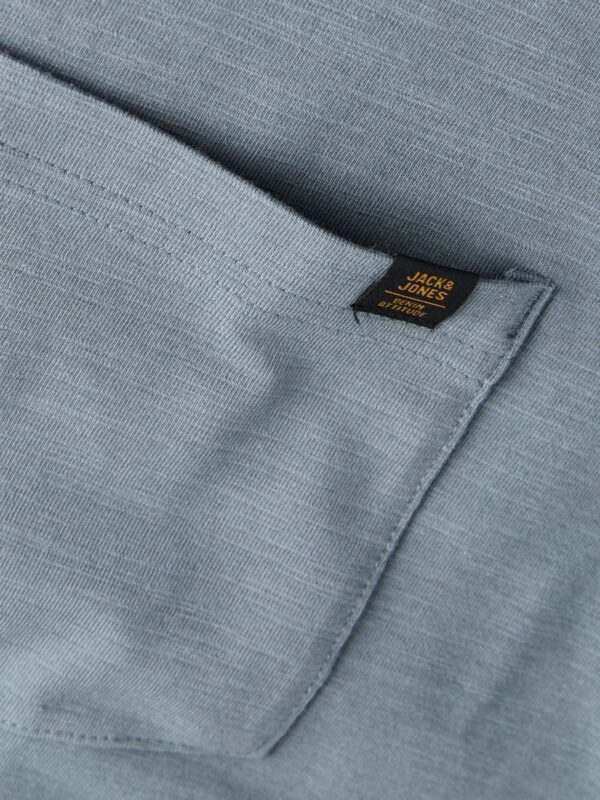 Niebieska koszulka męska bawełniana regular fit Jack & Jones z logo.