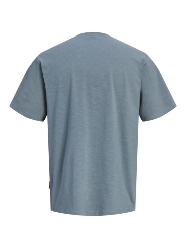 Tył niebieskiej koszulki męskiej bawełnianej Jack & Jones krótki rękaw.