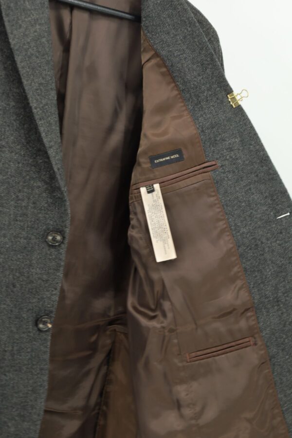 Tył szarej marynarki z łatami na rękawach i rozcięciami Massimo Dutti.